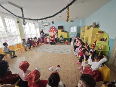 Посрещане на дядо Коледа - ДГ Снежанка - Зетьово