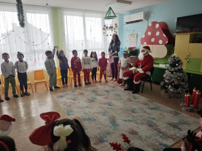 Посрещане на дядо Коледа - ДГ Снежанка - Зетьово